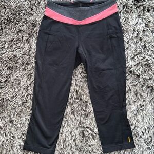 Source Unknown Black Capri Leggings with Pink Waistband